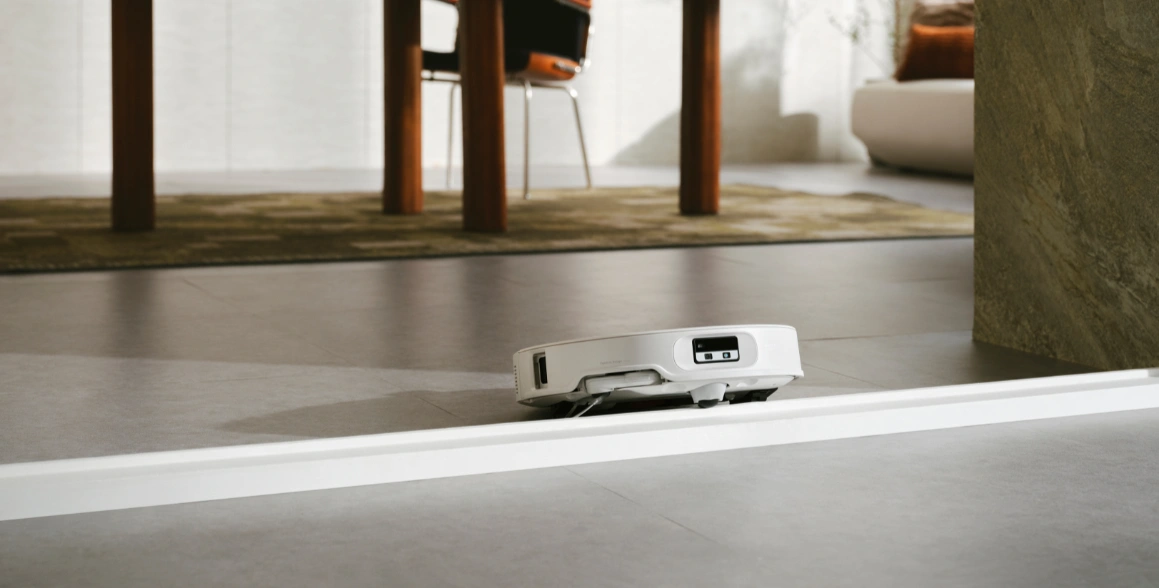 &Scaron;asi AdaptiLift&reg; umožňuje robotovi Qrevo Edge 2 Pro zdvihn&uacute;ť cel&yacute; podvozok a prekonať prek&aacute;žky až do v&yacute;&scaron;ky 4 cm, č&iacute;m zabezpeč&iacute; bezchybn&eacute; upratovanie bez jedin&eacute;ho zaseknutia.