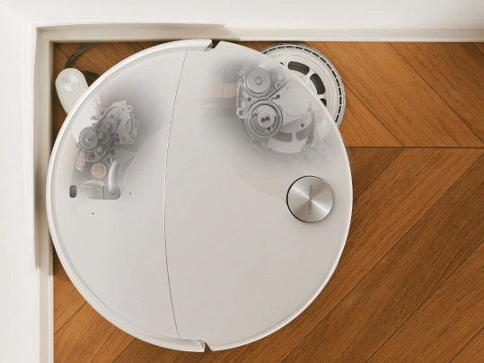 Vys&aacute;vač Roborock Qrevo Edge 2 Pro čist&iacute; od okraju po okraj.