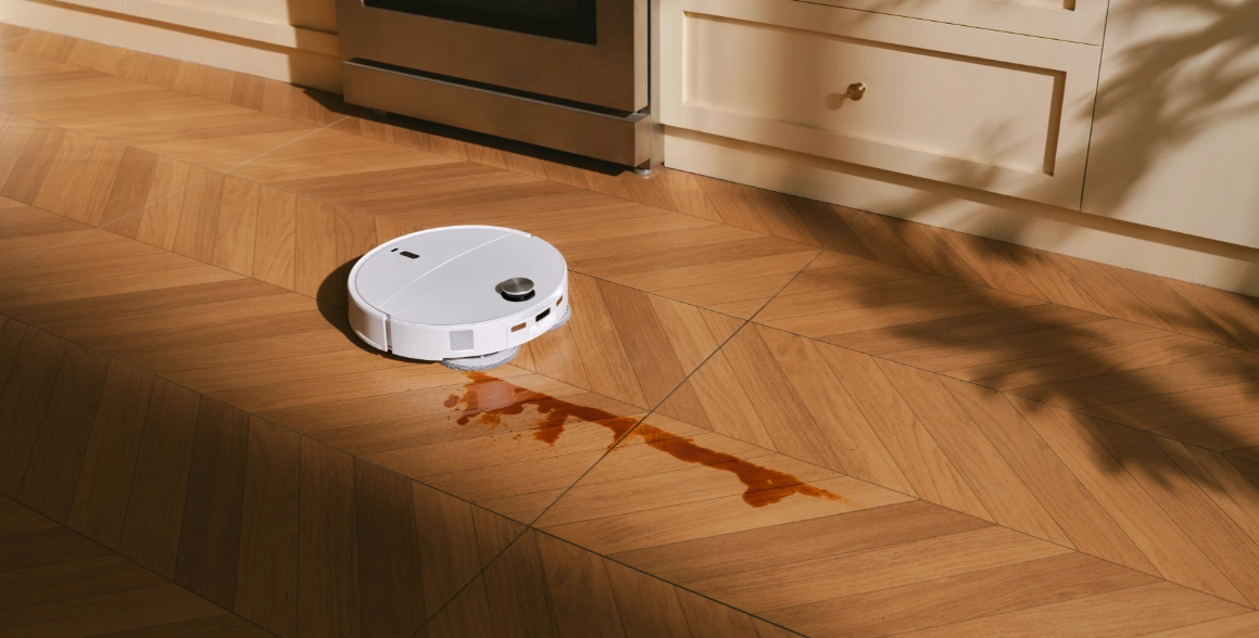 Vys&aacute;vač Roborock Qrevo Edge 2 Pro disponuje 2 roruj&uacute;cimi mopmi, ktor&eacute; s vysok&yacute;m pr&iacute;tlakom začua dokonalu čistotu podl&aacute;h