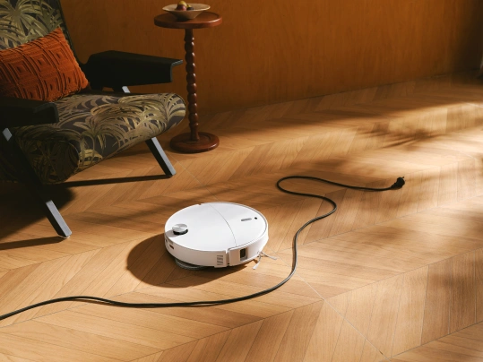 Vys&aacute;vač Roborock Qrevo Edge 2 Pro sa vďaka technol&oacute;gii VertiBeam akt&iacute;vne vyh&yacute;ba prek&aacute;žkam.