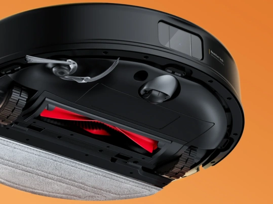 Špeciálny dizajn hlavnej kefy JawScrapers® a bočnej kefy proti zamotávaniu zabezpečia menej zamotaných vlasov vo vysávači Roborock Q10 VF