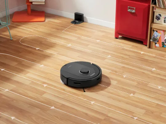 Roborock Q5 Pro sa pohybuje v smere položenia podlahy, vďaka čomu ich zanená perfektne čisté