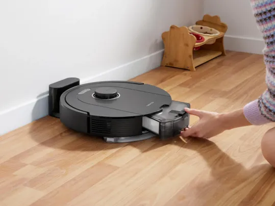 Vďaka priestrannému 770 ml zásobníku na prach si vysávač Roborock Q5 Pro poradí aj s dlhou srsťou domácich miláčikov, čím prispeje k vášmu pohodliu počas upratovania.