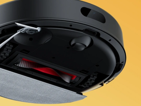 Špeciálny dizajn hlavnej kefy JawScrapers® a bočnej kefy proti zamotávaniu zabezpečia menej zamotaných vlasov vo vysávači Roborock Q7 BF+.