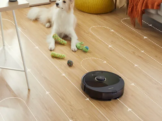 Roborock Q8 Max+ sa pohybuje v smere položenia podlahy, vďaka čomu ich zanená perfektne čisté
