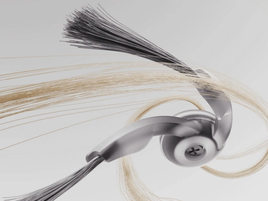 Asymetrická bočná kefka vysávača Roborock Qrevo 5AE zabráňuje namotaniu vlasov a chlpov