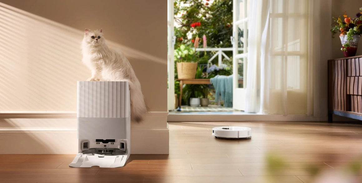 Multifunkčná dokovacia stanica minimalizuje údržbu vysávača Roborock Qrevo 5AE.