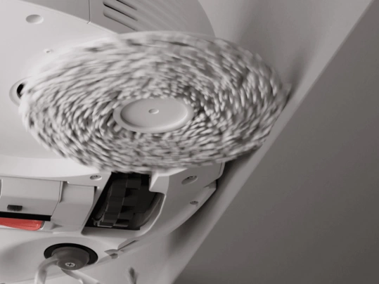 Roborock Qrevo 5AE pomocou mopu FlexiArm vyčistí nedostuné rohy či priestor pozdĺž líšt.