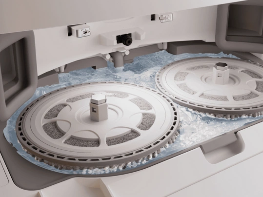 Multifunkčný dok umýva mopy vysávača Roborock Qrevo 5AE.