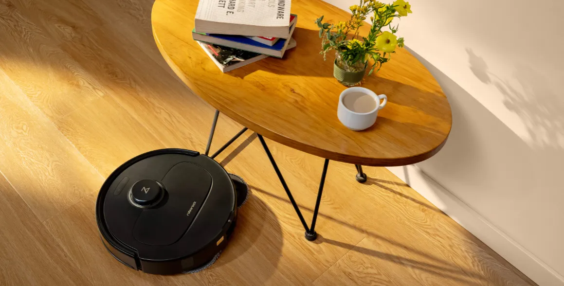 Vysávač Qrevo Pro Black vysunie rotujúci mop s presnosťou až 1,85 mm od okraja, čo zaručí precízne čistenie.