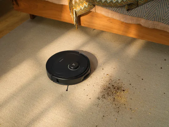 Robotický vysávač Roborock Qrevo Pro Black vám vďaka gumennej kefe ponúka mimoriadne vysokú účinnosť vysávania bez zamotania vlasov.