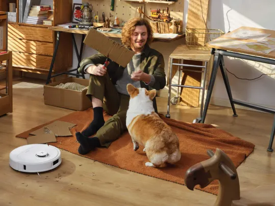 Robotický vysávač Roborock Qrevo Pro white vám vďaka gumennej kefe ponúka mimoriadne vysokú účinnosť vysávania bez zamotania vlasov.