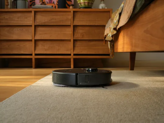 Či už máte doma podlahy, alebo koberce, vysávač Roborock Qrevo Pro Black vďaka svojej aplikácii Roborock nerobí rozdiely.