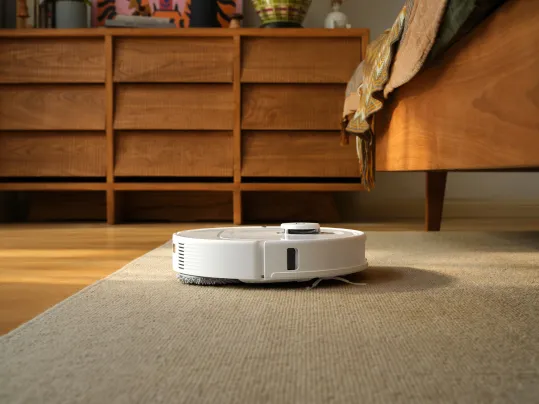 Či už máte doma podlahy, alebo koberce, vysávač Roborock Qrevo Pro Black vďaka svojej aplikácii Roborock nerobí rozdiely.