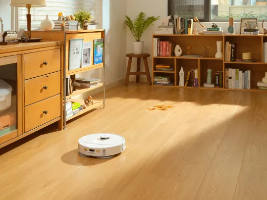 Extra odolné nčistoty a špina nemajú pred rotujúcimi mopmi vysávača Roborock Qrevo Pro white žiadnu šancu.