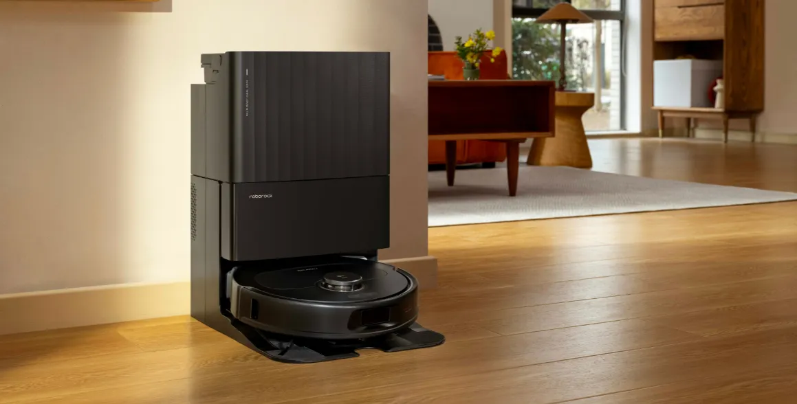 Multifunkčný dok 2.0 vysávača Roborock Qrevo Pro Black umýva mopy horúcou vodou pri teplote až 60 °C, vďaka čomu sa dosiahne perfektná hygienická čistota, a následne ich vysuší teplým vzduchom.