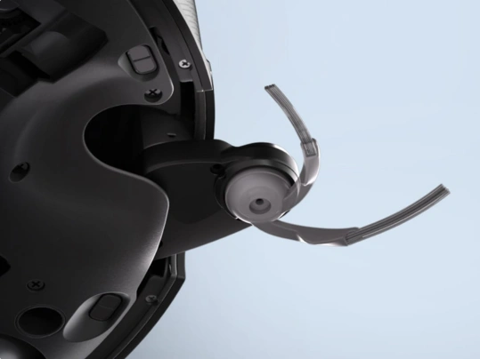 Asymetrická bočná kefka vysávača Roborock Saros Z70 zabráňuje namotaniu vlasov a chlpov