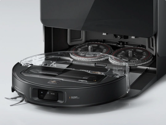 Vysávač Roborock Saros Z70 dokáže odložiť mopy v stanici, aby pri upratovaní nezamočil koberce.