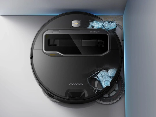 Roborock Saros Z70 pomocou kefky a mopu FlexiArm vyčistí nedostuné rohy či priestor pozdĺž líšt.