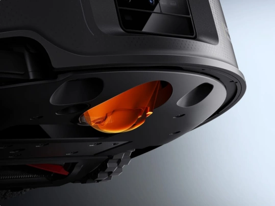 Samočistiace všesmerové koliesko vysávača Roborock Saros Z70 disponuje čistiacou kefkou.