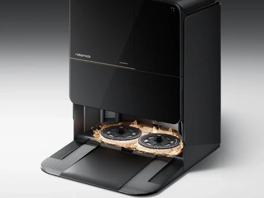 Dokovacia stanica vysávača Roborock Saros Z70 umýva a suší mopy.