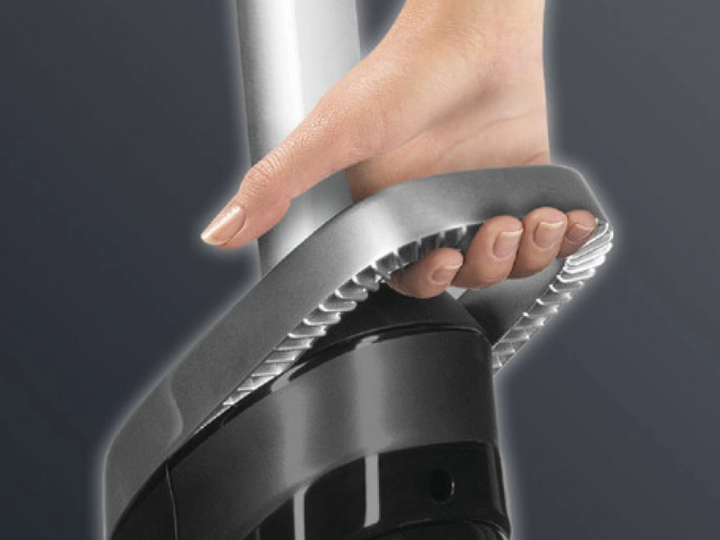 Parný čistič Rowenta RY6555WH má odľahčené telo a ergonomické držadlo.