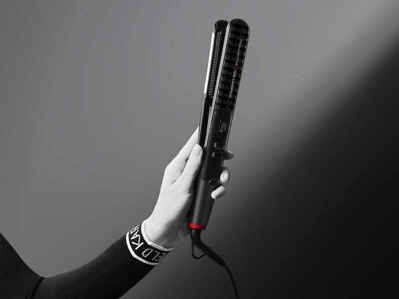 LED displej žehličky Rowenta Pro Stylist SF466LF0 zobraz&iacute; aktu&aacute;lne nastaven&uacute; teplotu.