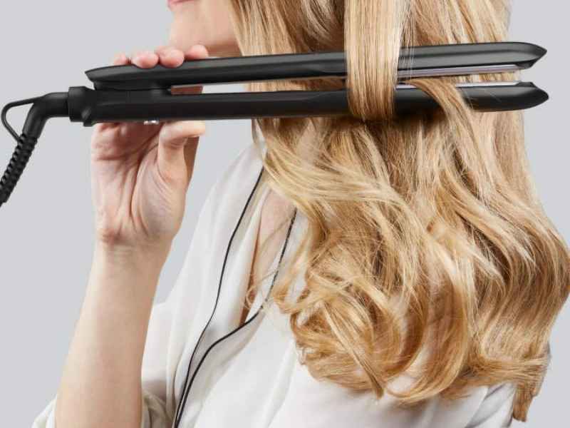 Žehlička Rowenta SF3320F0 dokáže vďaka funkcii Straight & Curl vlasy narovnávať aj natáčať.