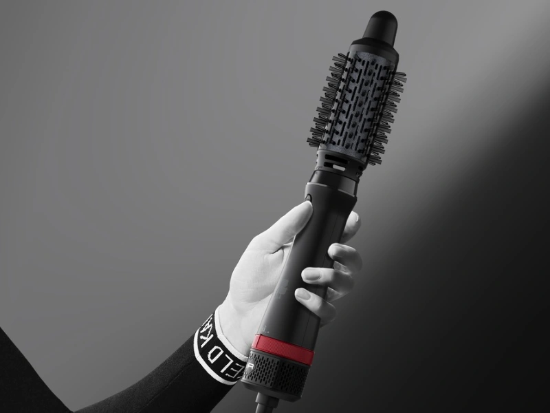Teplovzdušná kefa Rowenta CF634LF0 má ergonomickú rukoväť a 360° otočný kábel.