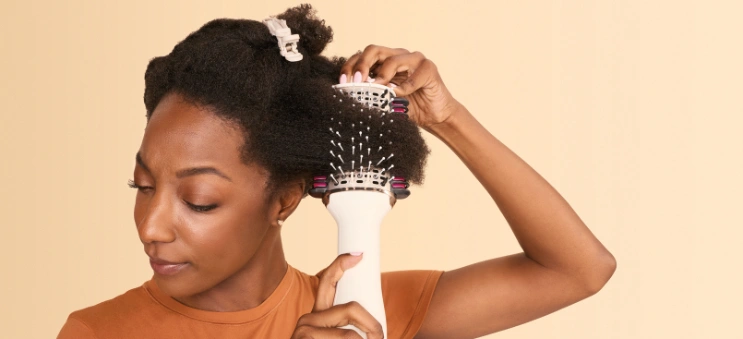 V režime Dry Hair styler Shark HT212EU skrotí nepoddajné vlasy aj stopy po cope či vrkoči.