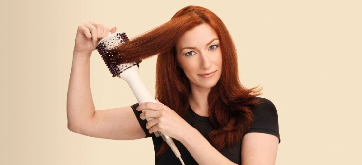 V režime Wet Hair styler Shark HT212EU súčasne suší a dodáva vlasom bohatý objem a tvar priamo od korienkov, a to bez extrémneho tepla.