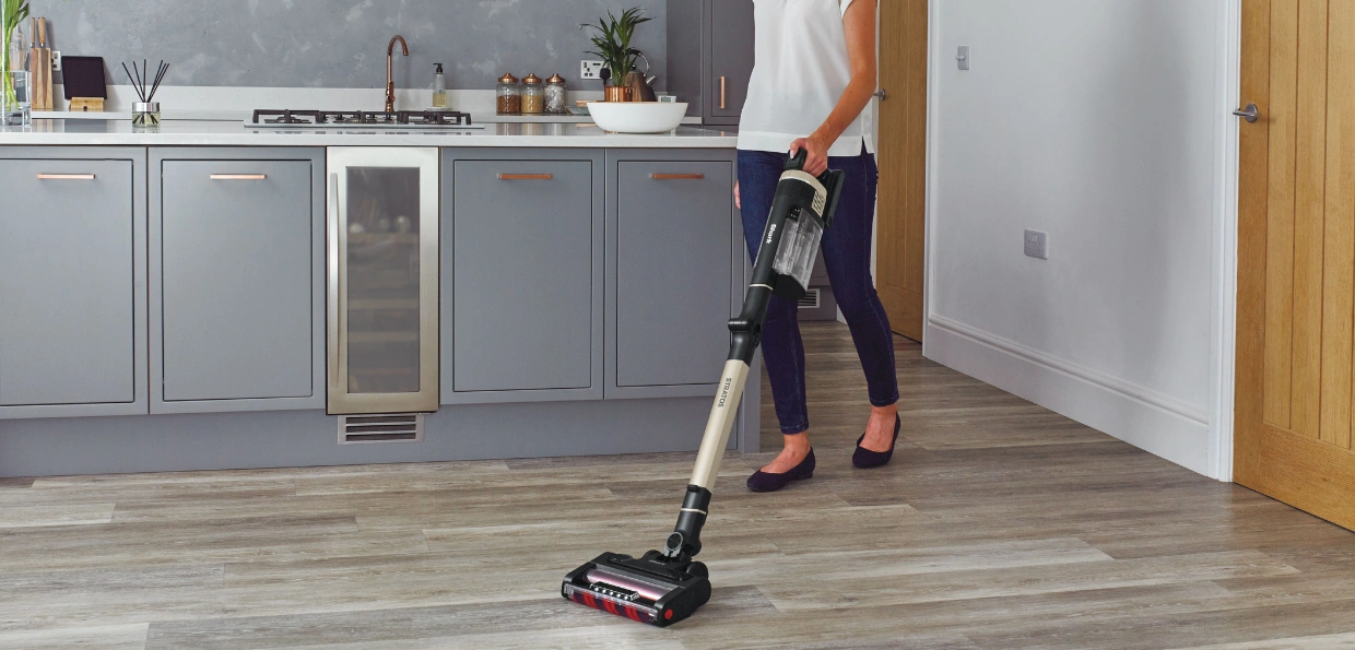 Vďaka technol&oacute;gii Clean Sense IQ sa vys&aacute;vač Shark IZ400EUT prisp&ocirc;sob&iacute; prostrediu a odhal&iacute; aj skryt&eacute; nečistoty.