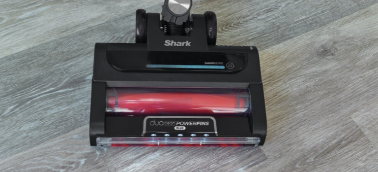 LED svetl&aacute; osvetlia priestor pred hubicou, takže s vys&aacute;vačom Shark IW3612EU už neprehliadnete žiadnu smietku.