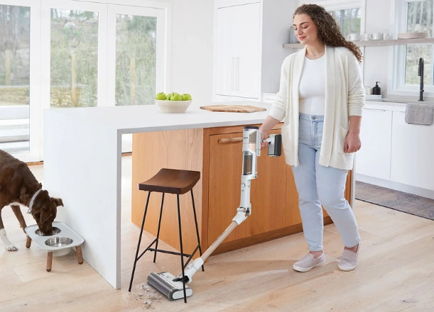 Bezdr&ocirc;tov&yacute; vys&aacute;vač Shark IW3612EU Detect Pro disponuje ohybn&yacute;m kĺbom FlexoLogy.