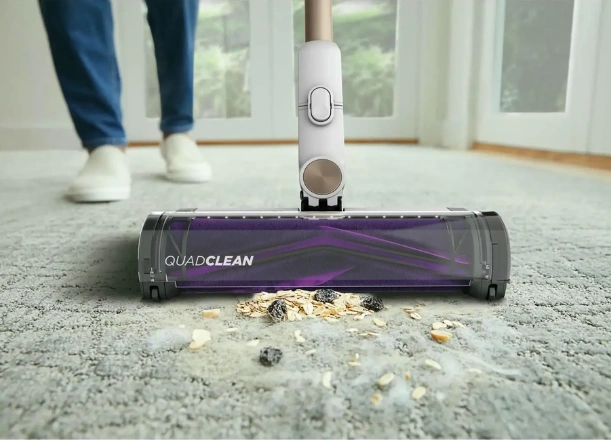 Bezdr&ocirc;tov&yacute; vys&aacute;vač Shark IW3612EU Detect Pro disponuje kefou QuadClean.