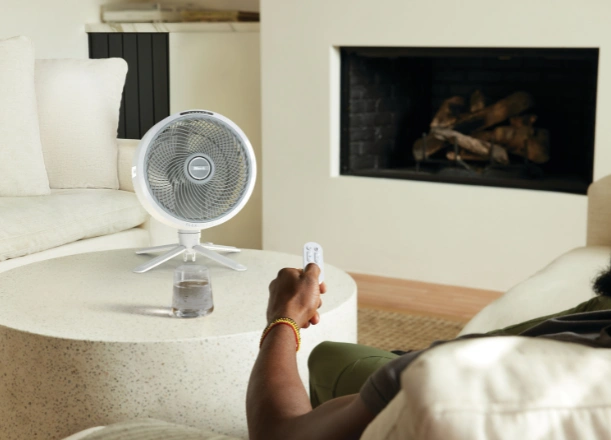 Elegantn&yacute; diaľkov&yacute; ovl&aacute;dač v&aacute;m umožn&iacute; pohodln&eacute; ovl&aacute;danie ventil&aacute;tora Shark FA220EU bez toho, aby ste opustili pohodlie kresla.