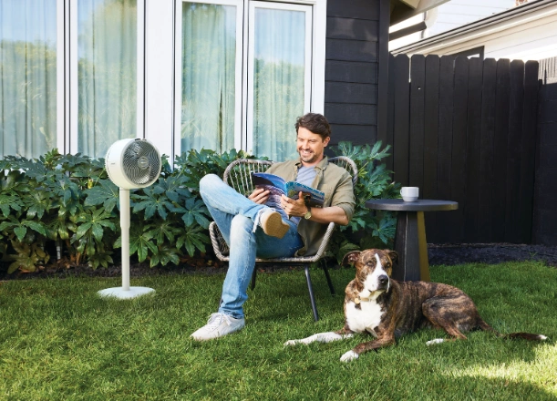 Hermetick&yacute; dizajn ventil&aacute;tora Shark FA220EU chr&aacute;ni elektroniku pred vodou a UV žiaren&iacute;m, zatiaľ čo tich&yacute; chod zaručuje neru&scaron;en&yacute; relax či sp&aacute;nok v sp&aacute;lni.