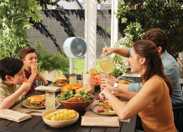 Vďaka 180&deg; oscil&aacute;cii ventil&aacute;tora Shark FA220EU si každ&yacute; člen rodiny užije svoj podiel dokonal&eacute;ho osvieženia.