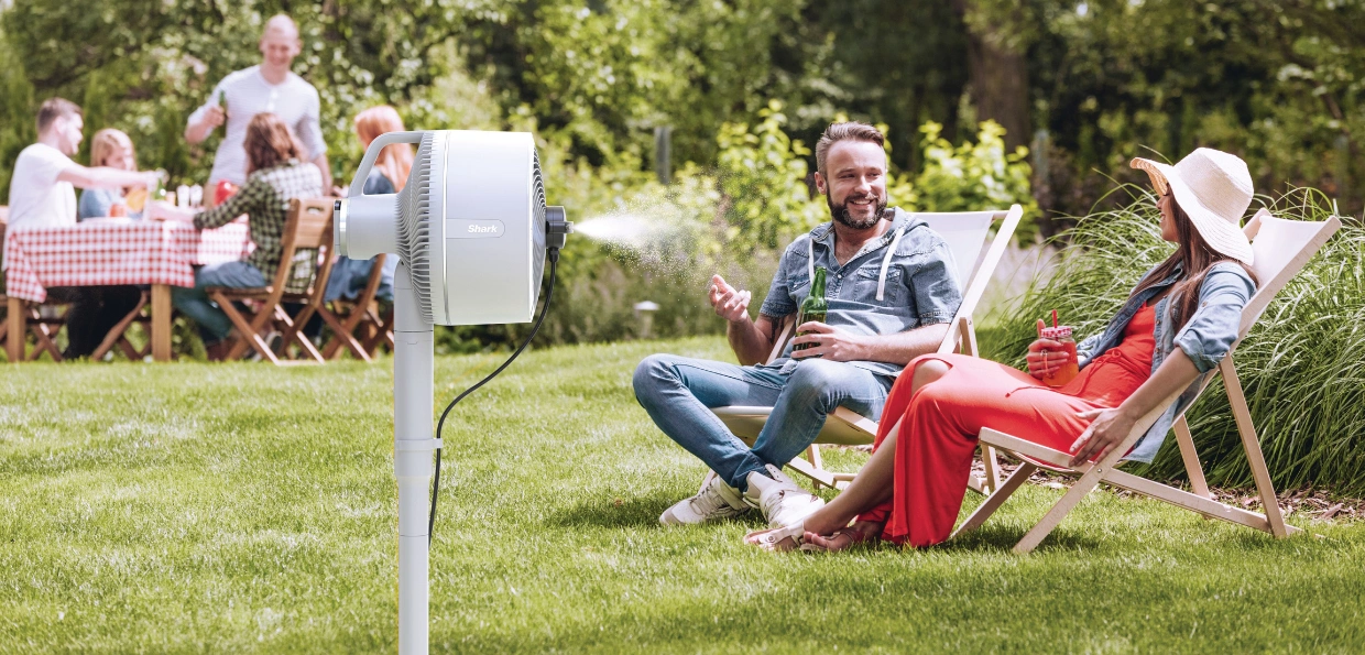 Zatiaľ čo in&iacute; hľadaj&uacute; tieň, vy si s ventil&aacute;torom Shark FA220EU vytvor&iacute;te vlastn&uacute; o&aacute;zu chladu.