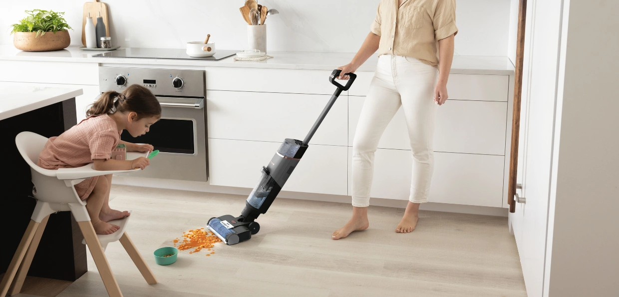 Multifunkčný čistič povrchov Shark WD210EU HydroVac je expert na čisté podlahy.