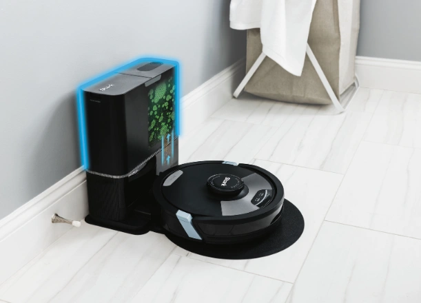 Technológia Allergen Complete Seal zachytí až 99,9 % prachu a alergénov a uzamkne ich vo vnútri dokovacej stanice robotického vysávača Shark RV2620WAEU.