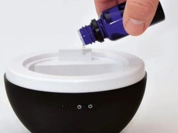 Difuzér Jasmine Black je vybavený ultrazvukovou technológiou - s jej pomocou mení vodu zmiešanú s pár kvapkami esenciálneho oleja na ultra jemnú prevoňanú hmlu, ktorú následne rozptýli do svojho okolia.