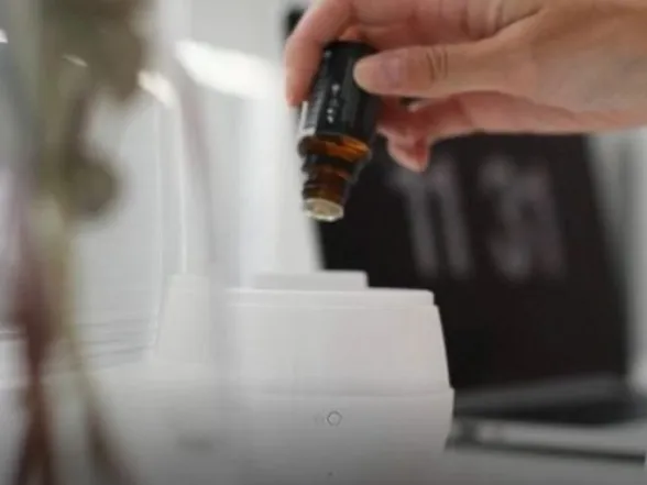 Difuzér Mia Gold je vybavený ultrazvukovou technológiou - s jej pomocou mení vodu zmiešanú s pár kvapkami esenciálneho oleja na ultra jemnú prevoňanú hmlu, ktorú následne rozptýli do svojho okolia.