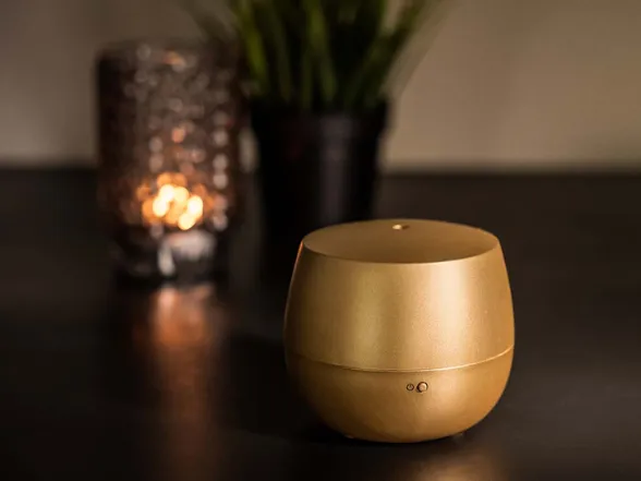 Aróma difuzér Stadler Form Mia Gold spája lahodnú vôňu so štýlovým vzhľadom, ktorý skrášli každý priestor.