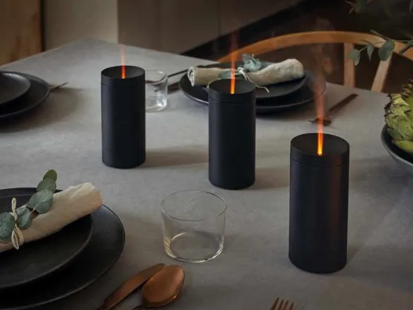 Jantárové svetlo Amber Light difuzéra Stadler Form Lucy Gold pripomína jemný blikot sviečky