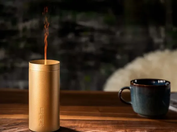 Vezmite si so sebou difuzér Lucy Gold kamkoľvek chcete a doprajte si dlhé hodiny magickej hry svetla a vône.