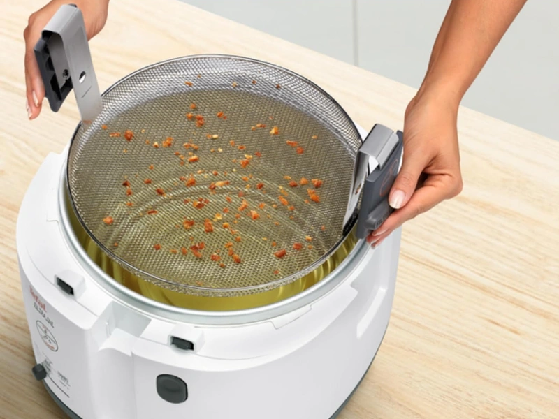 Zabudnite na pachuť spáleniny a zverte prípravu jedla fritéze Tefal FF162131, ktorej kovová filtračná sieťka pri vyberaní zachytáva kúsky jedla, vďaka čomu olej zostane dlhší čas čistý.