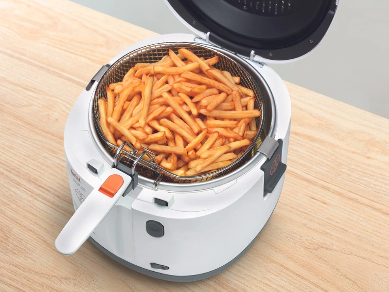 Fritéza Tefal FF162131 vďaka výkonu 1 900 W prípraví až 1,2 kg chrumkavých hranolčekov.