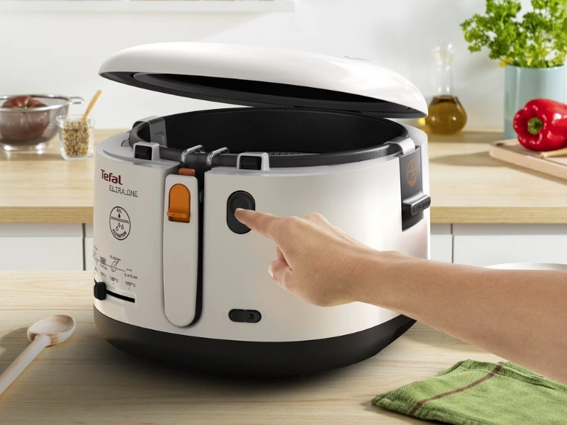 Zverte fritovací kôš, filtračné sitko a odnímateľné veko fritézy Tefal FF162131 umývačke riadu, ktorá sa o všetko postará, zatiaľ čo vy budete spokojne oddychovať po chrumkavých hodoch.