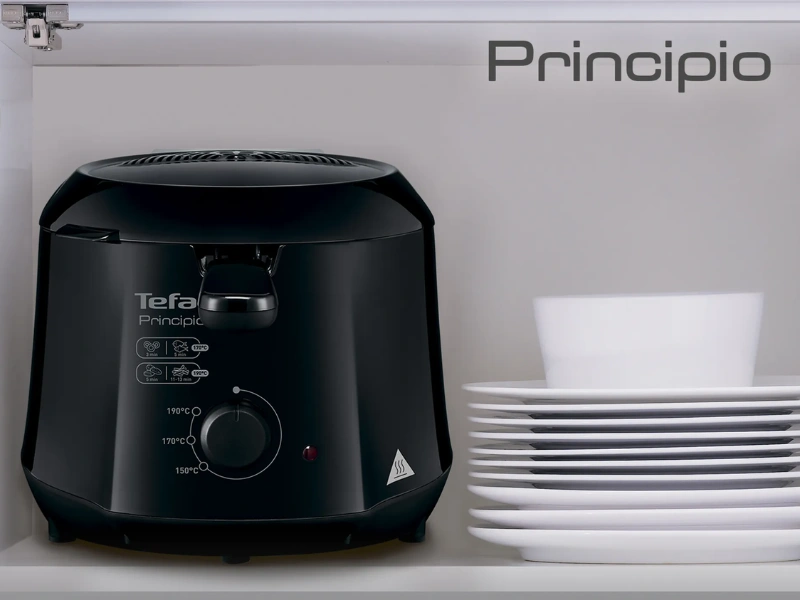 Kompaktn&aacute; frit&eacute;za Tefal Principio FF230831 nezaberie takmer žiadne miesto, no napriek tomu v&aacute;m kedykoľvek priprav&iacute; lahodn&eacute; a zlatist&eacute; pokrmy priamo u v&aacute;s doma.